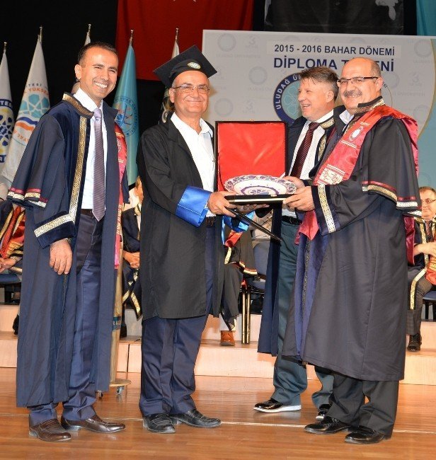 53 Yaşında Üniversiteyi Birincilikle Bitirdi