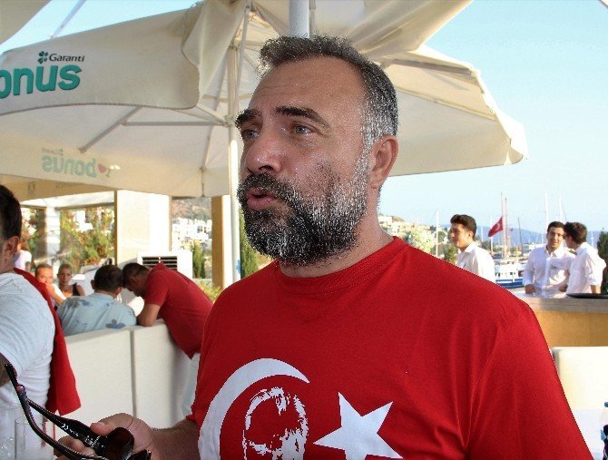 Ünlüler demokrasi için tek yürek oldu