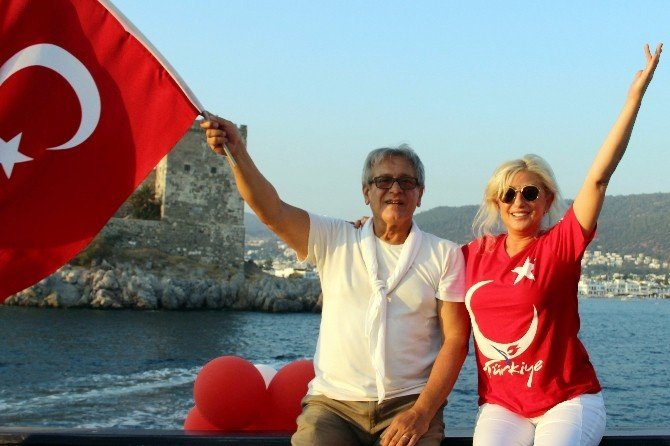 Ünlüler demokrasi için tek yürek oldu