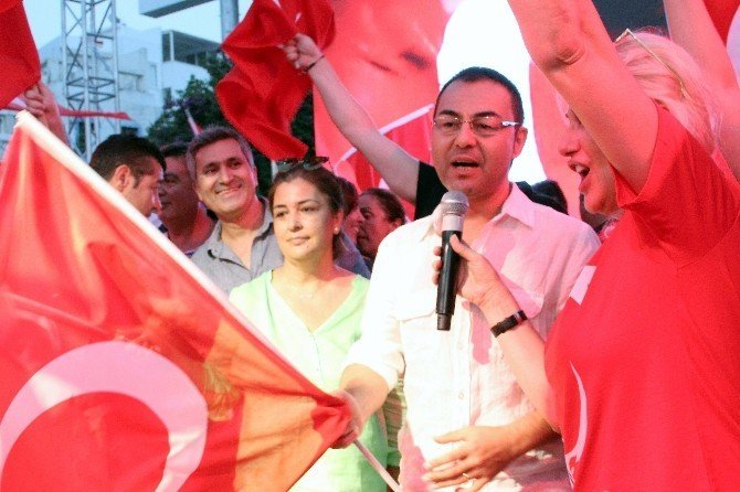 Ünlüler demokrasi için tek yürek oldu