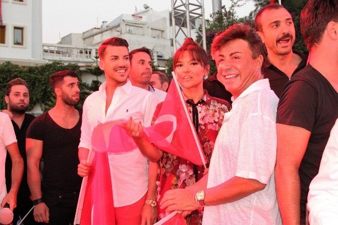 Ünlüler demokrasi için tek yürek oldu