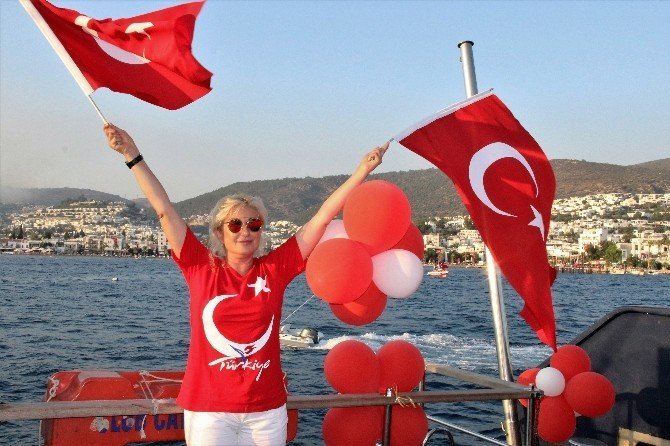 Ünlüler demokrasi için tek yürek oldu