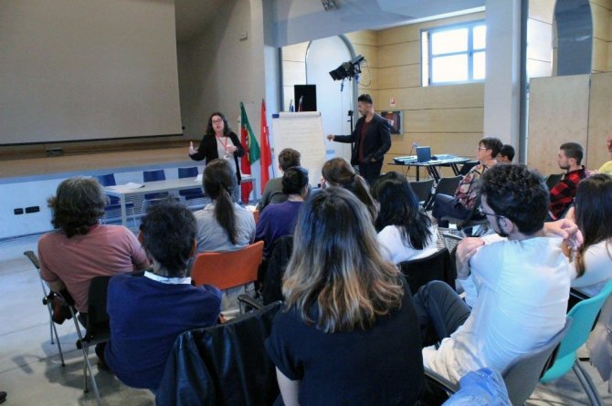 “Kötülüklere Değil Bize Sarıl” İtalya’da