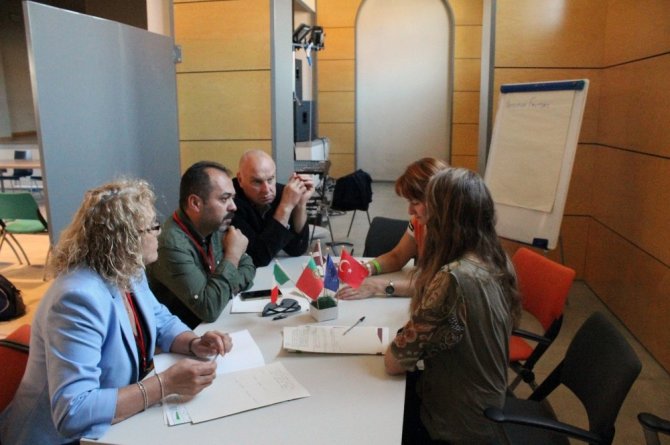 “Kötülüklere Değil Bize Sarıl” İtalya’da