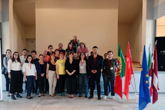 “Kötülüklere Değil Bize Sarıl” İtalya’da