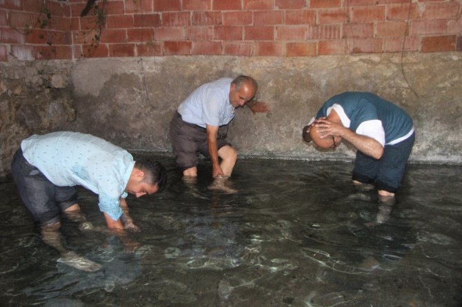 Bu Çamur Ve Suya Girenler Güzelleşiyor