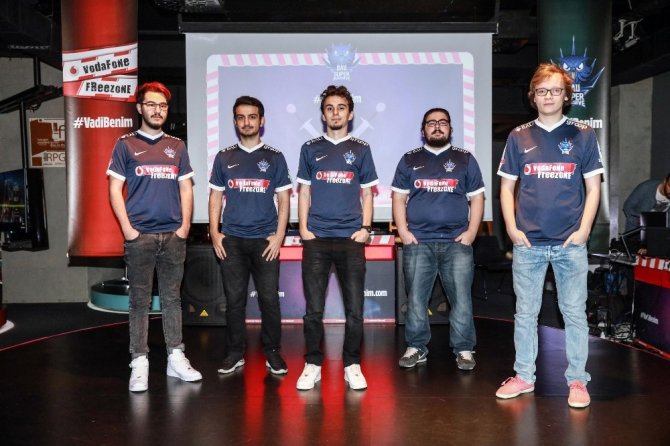 Vodafone Freezonelular, Supermassive Oyuncularından Koçluk Aldı