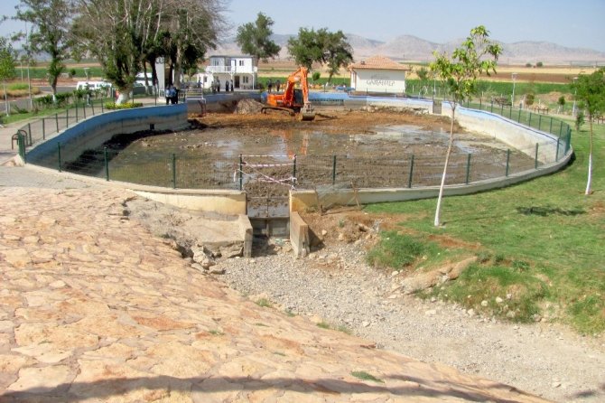 Yazın Kuruyan Pınar Yeniden Akmaya Başladı