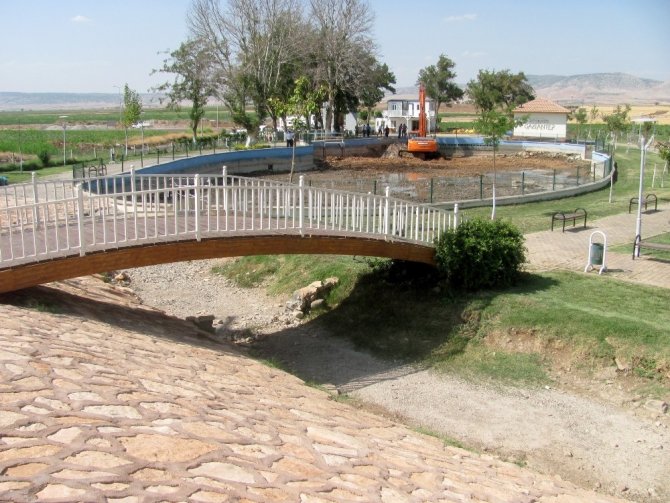 Yazın Kuruyan Pınar Yeniden Akmaya Başladı