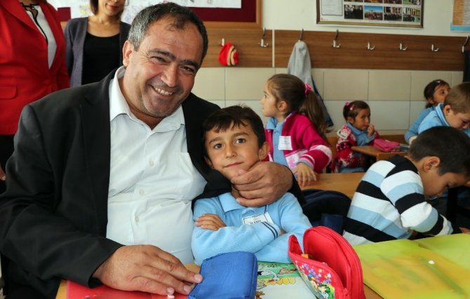 Minik Öğrencilerle Aynı Sıraları Paylaşıp Ders Dinlediler