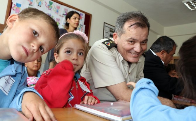 Minik Öğrencilerle Aynı Sıraları Paylaşıp Ders Dinlediler