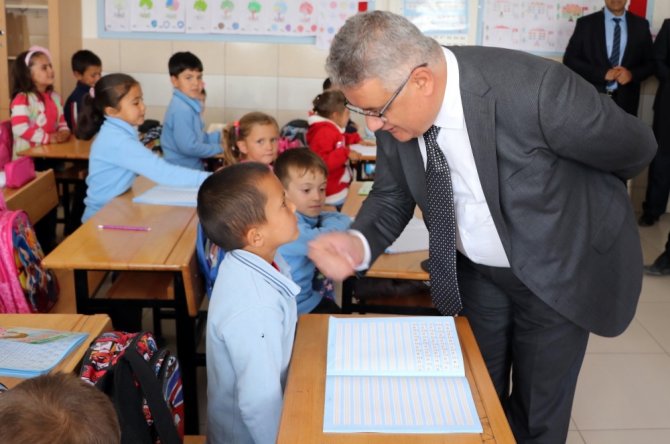 Minik Öğrencilerle Aynı Sıraları Paylaşıp Ders Dinlediler