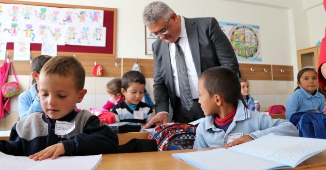 Minik Öğrencilerle Aynı Sıraları Paylaşıp Ders Dinlediler