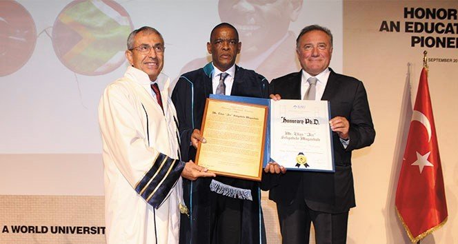 Bau’dan Güney Afrikalı Eğitim Liderine Fahri Doktora