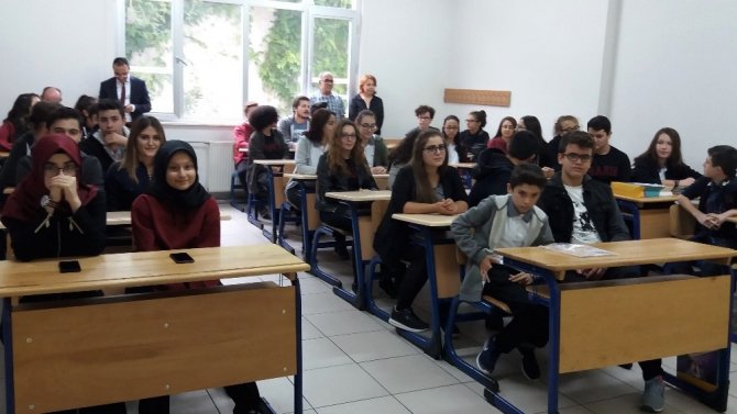 Bu Okulu Minik Öğrenciler Para Toplayarak Yaptırdı