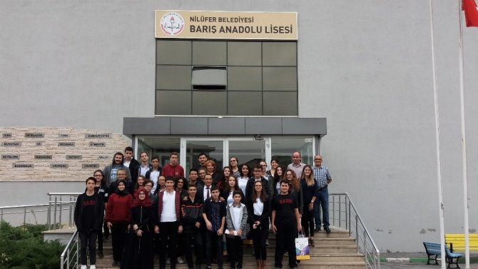 Bu Okulu Minik Öğrenciler Para Toplayarak Yaptırdı