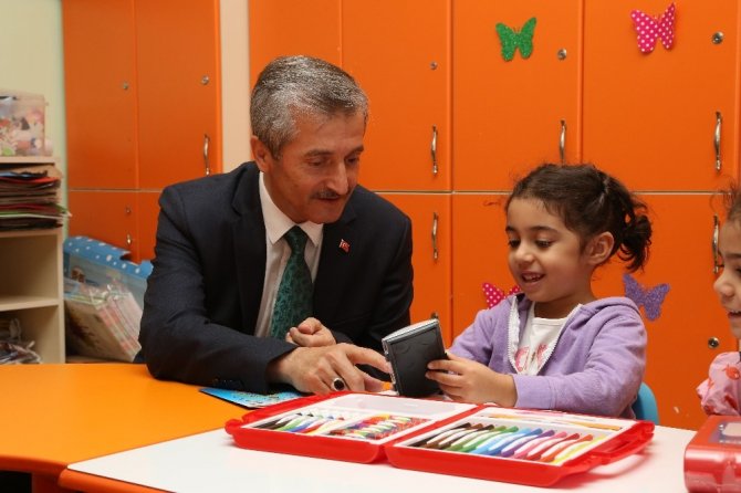 Gaziantep’te 100 Bin Öğrenciye Boyama Seti Dağıtıldı