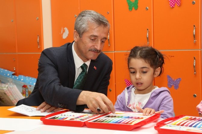 Gaziantep’te 100 Bin Öğrenciye Boyama Seti Dağıtıldı