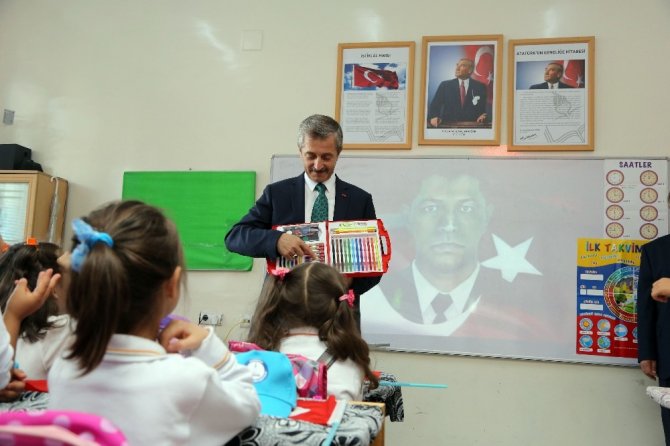 Gaziantep’te 100 Bin Öğrenciye Boyama Seti Dağıtıldı