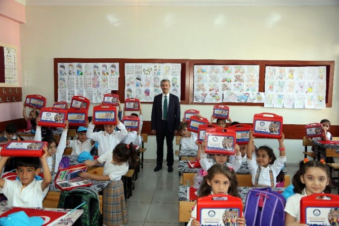 Gaziantep’te 100 Bin Öğrenciye Boyama Seti Dağıtıldı