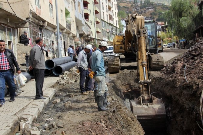 Şemdinli’de Altyapı Çalışmaları Sürüyor