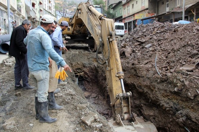 Şemdinli’de Altyapı Çalışmaları Sürüyor