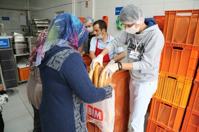 Öğrenciler Aşevi’nde Yemek Dağıttı