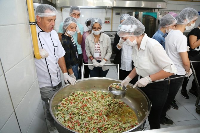 Öğrenciler Aşevi’nde Yemek Dağıttı