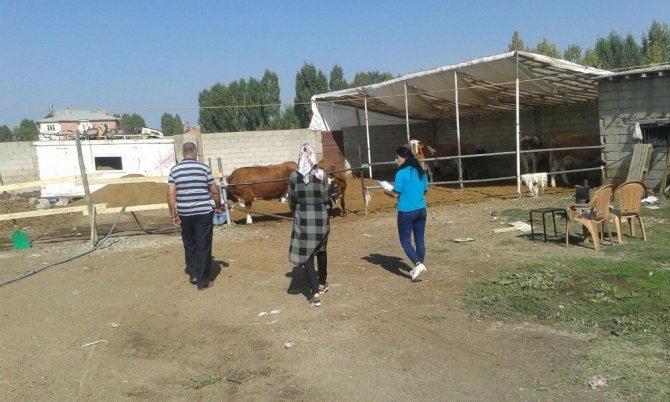 Edremit’te Ahır Sahibi Çiftçiler Bilgilendiriliyor