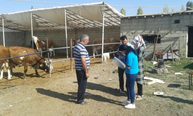 Edremit’te Ahır Sahibi Çiftçiler Bilgilendiriliyor