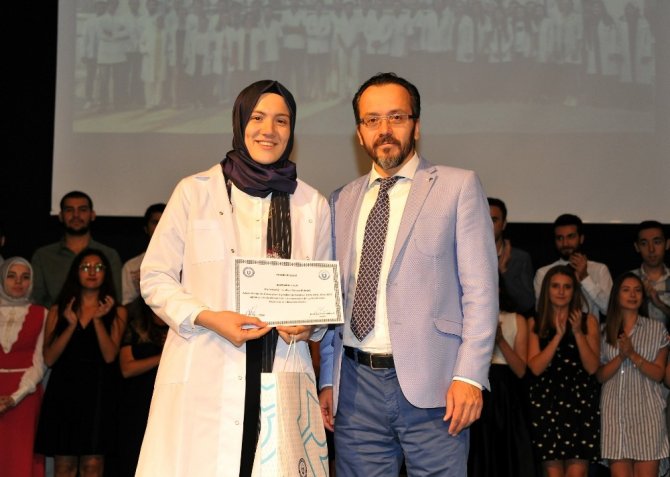 Diş Hekimliği Fakültesinde Beyaz Önlük Giyme Töreni Yapıldı