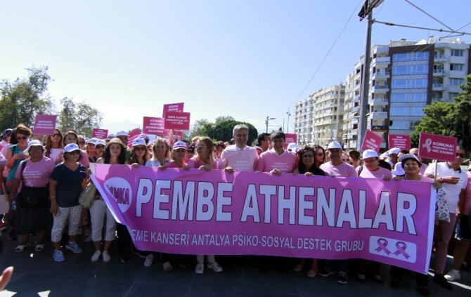 Meme Kanserine Karşı Pembe Kıyafet Giyip, Gökyüzüne Pembe Balonlar Saldılar