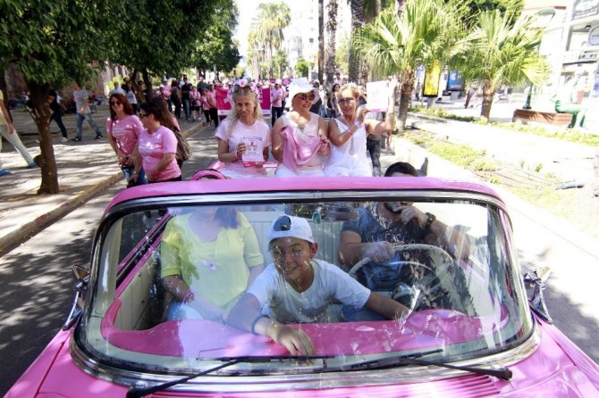 Meme Kanserine Karşı Pembe Kıyafet Giyip, Gökyüzüne Pembe Balonlar Saldılar