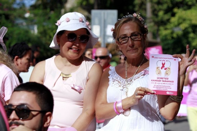 Meme Kanserine Karşı Pembe Kıyafet Giyip, Gökyüzüne Pembe Balonlar Saldılar