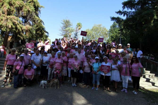 Meme Kanserine Karşı Pembe Kıyafet Giyip, Gökyüzüne Pembe Balonlar Saldılar