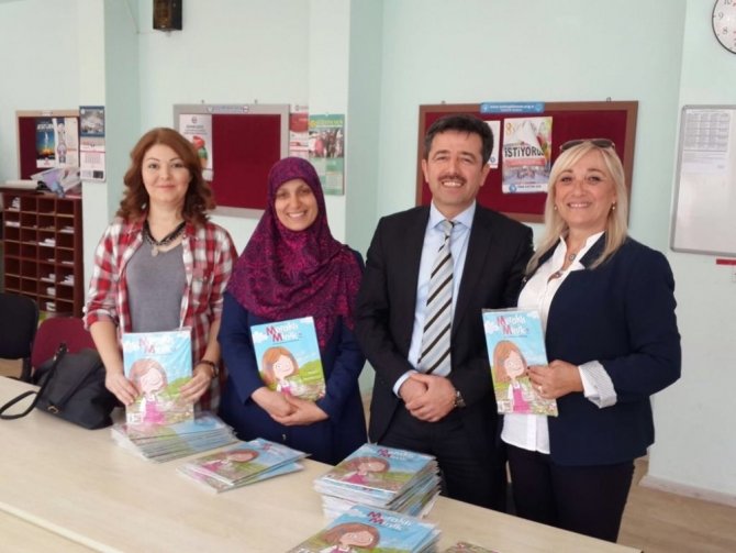 Bakan Özlü, Gönderdi, Minik Öğrenciler Okuyor