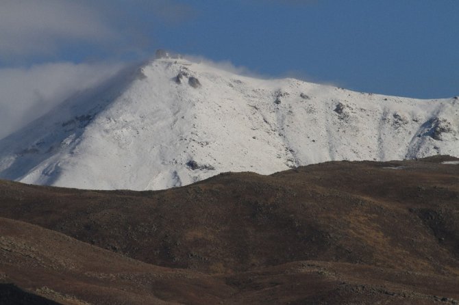 Van’ın Muradiye İlçesinde Yılın İlk Karı Yağdı