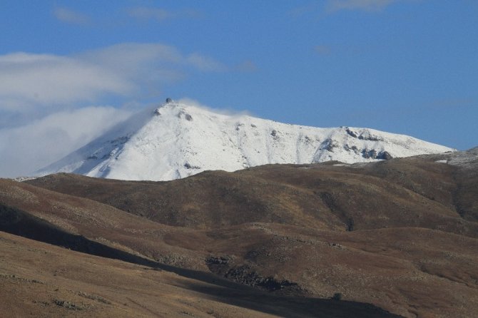 Van’ın Muradiye İlçesinde Yılın İlk Karı Yağdı