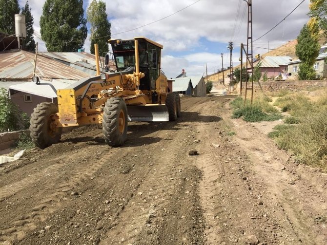 Özalp Belediyesi’nin Yol Çalışmaları Devam Ediyor