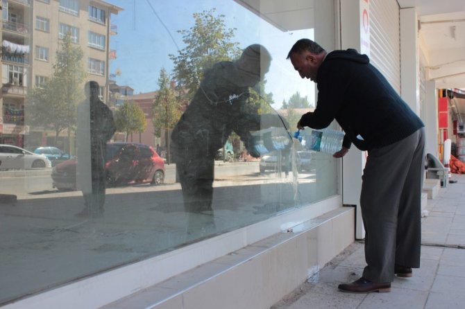 Kırşehirli Esnaf Mahsur Kalan Güvercini Kurtarmak İçin Seferber Oldu