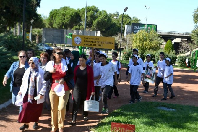 Salihli’de Sağlık İçin Yürüyüp Egzersiz Yaptılar