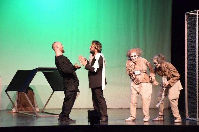 Tiyatro Anadolu ’’Kundakçı’’ İle Perde Açtı