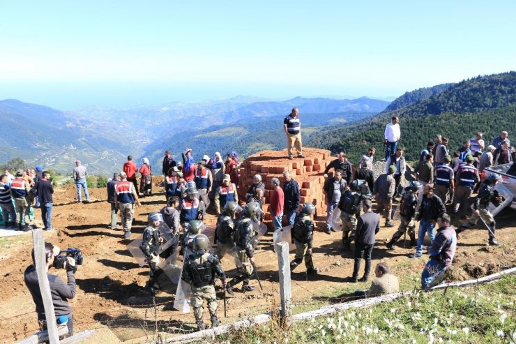 İneklerini Satarak Yaptırdığı Yayla Evi Yıkıldı