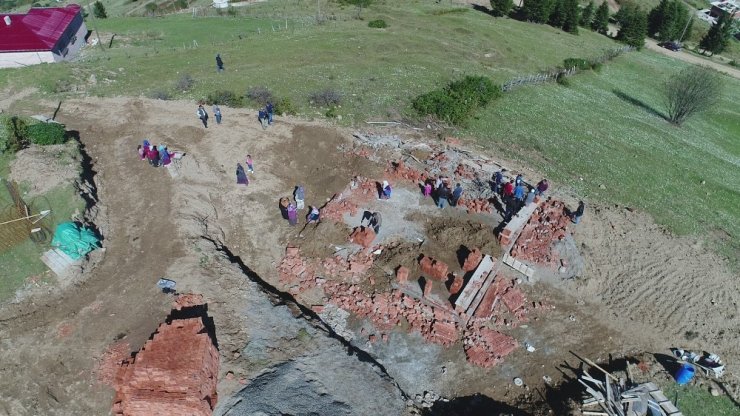 İneklerini Satarak Yaptırdığı Yayla Evi Yıkıldı