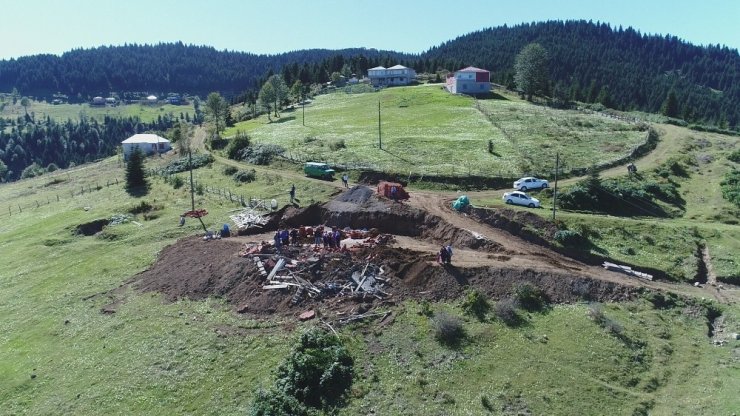 İneklerini Satarak Yaptırdığı Yayla Evi Yıkıldı