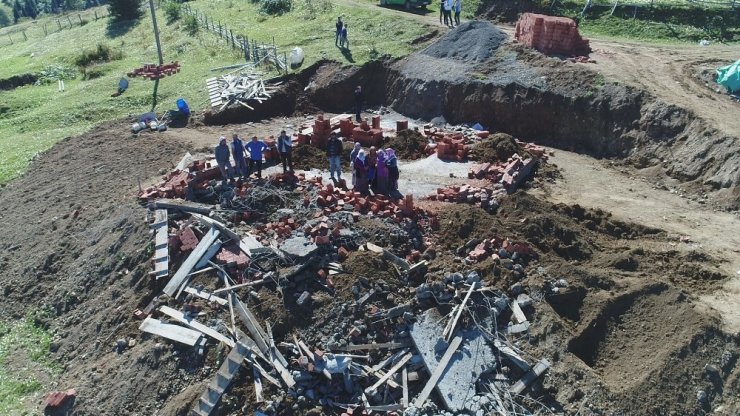İneklerini Satarak Yaptırdığı Yayla Evi Yıkıldı