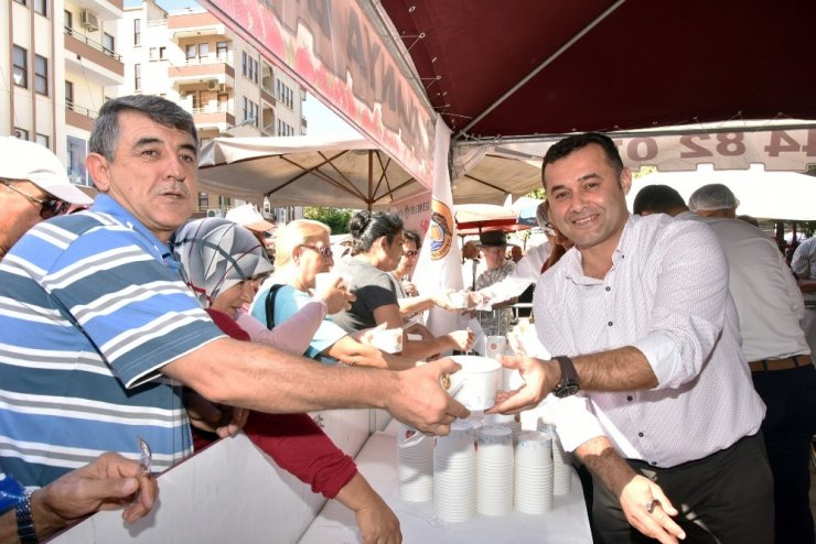 Alanya Belediyesi Vatandaşlara Aşure İkram Etti