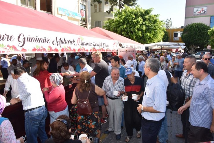 Alanya Belediyesi Vatandaşlara Aşure İkram Etti