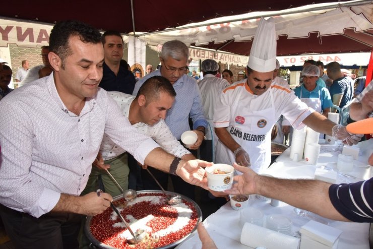 Alanya Belediyesi Vatandaşlara Aşure İkram Etti