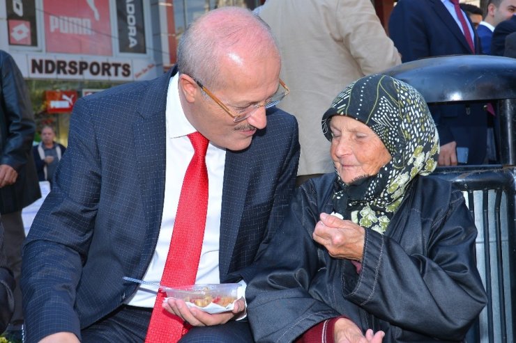 Altıeylül Belediyesi’nden 5 Bin Kişiye Aşure